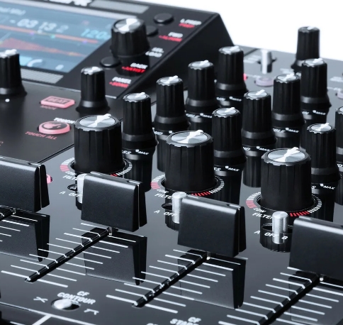 В чем разница между DJ-контроллером и DJ-микшером?